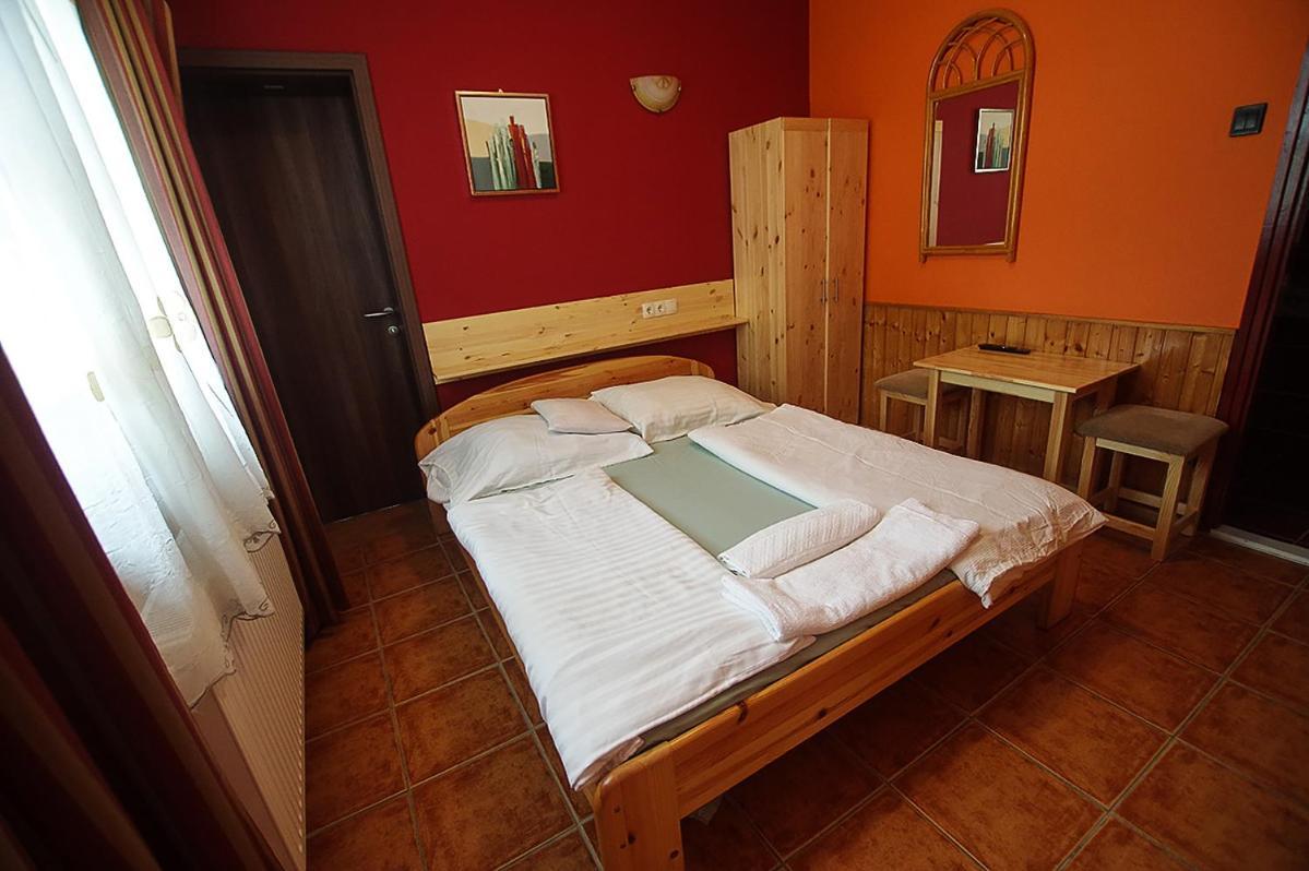 Kispipa Panzio Bed & Breakfast Szombathely Exterior photo